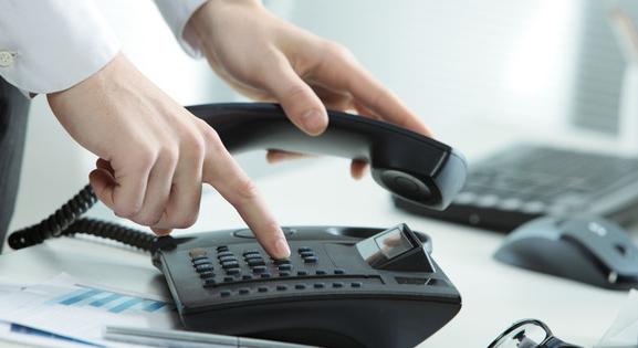 Magukat banki alkalmazottaknak kiadó telefonos csalókat tartóztattak le Pécsett
