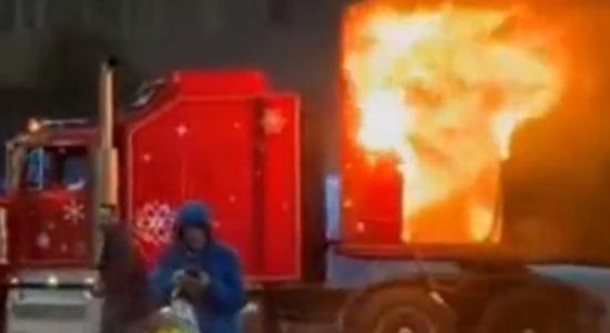 Nagy lángokkal égett a Coca-Cola karácsonyi kamionja Romániában
