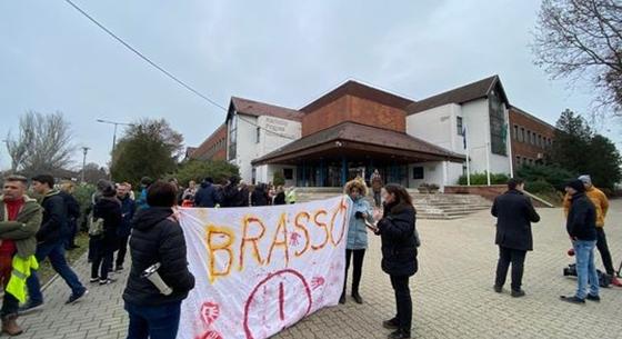 Tüntetés a Karinthy gimnáziumnál, a tankerület elé vonulnak a kirúgott tanárok