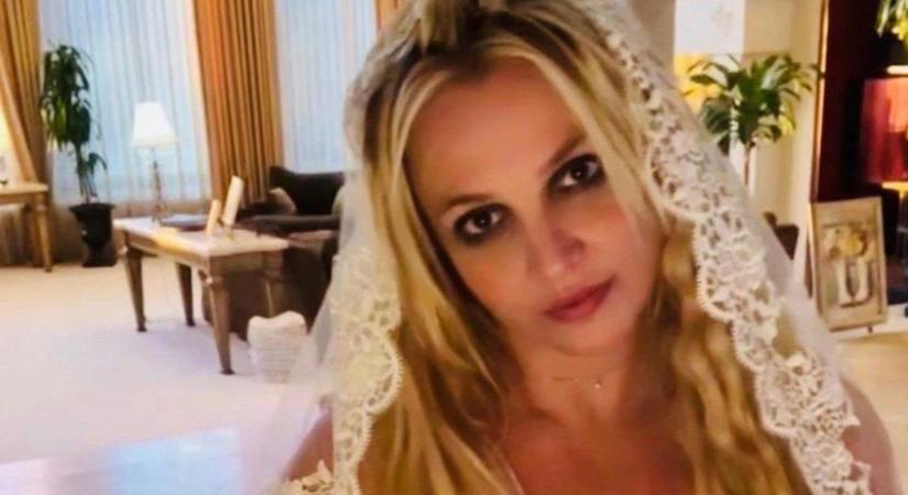 A sokat meztelenkedő Britney Spears összeházasodott saját magával - videó