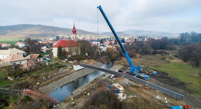 Friss fotókon az építkezés: már a főgerendák is a helyükre kerültek az új Ipoly-hídnál