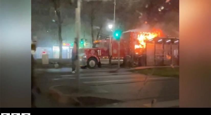 Hatalmas lángokkal égett a Coca-Cola karácsonyi kamionja Bukarest belvárosában