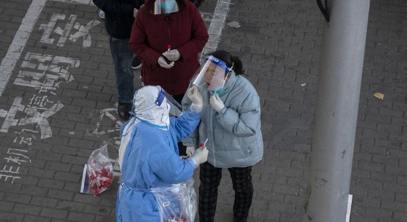 Peking meghátrált, a tüntetések nyomán enyhítik a járványellenes intézkedéseket