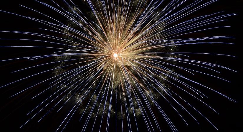 Szavazást indít a Pécsi önkormányzat arról, hogy tűzijáték vagy tűzifa legyen
