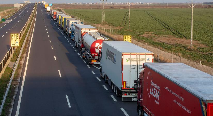 Bajság lesz: egyre combosabb a kamionsor Csanádpalotánál