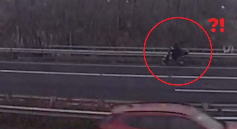 Ízirájder az M1-esen: videón a férfi, aki robogóval szerencsétlenkedett az autópályán