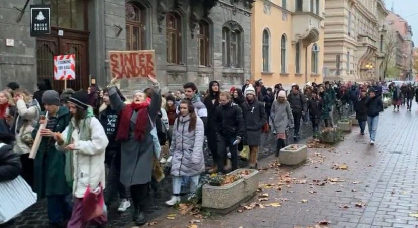 Az utcán tiltakoznak a Vörösmarty diákjai