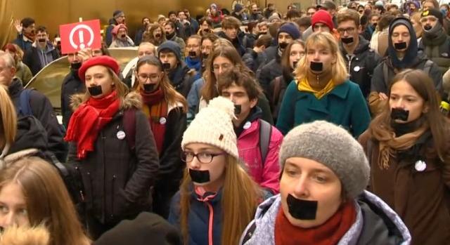 A csend nem rend – videón, ahogy leragasztott szájjal tiltakoztak tanáruk kirúgása ellen a diákok