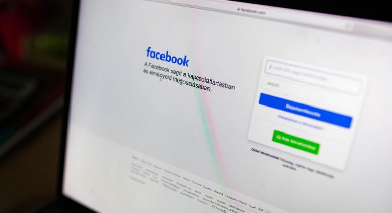 Ezeréves fotók miatt tilt le a Facebook, indoklás nélkül cenzúrázza a céges oldalakat is