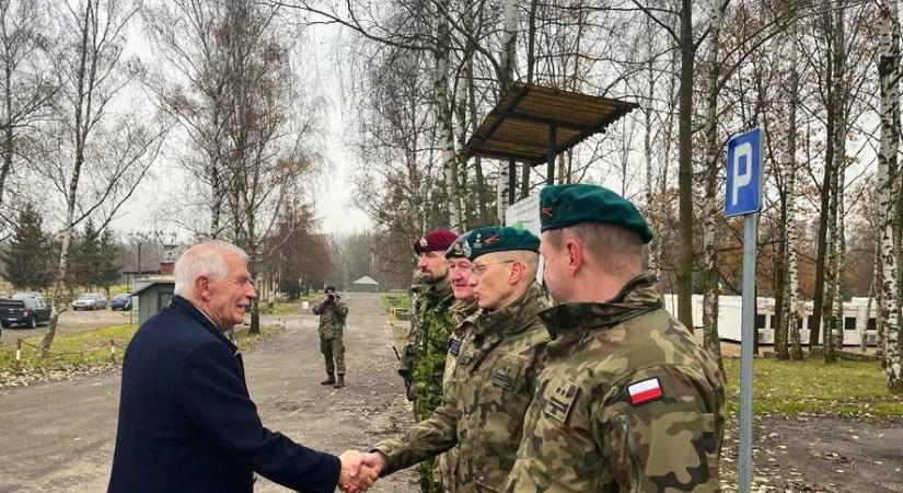 Ukrán katonákat látogatott meg Josep Borrell egy európai uniós kiképzőtáborban