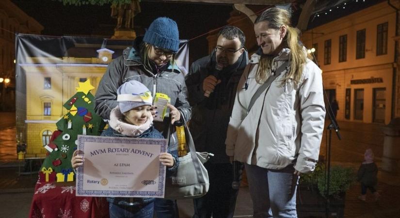 Lapunk is támogat egy rászoruló családot a Rotary Adventen - Galéria