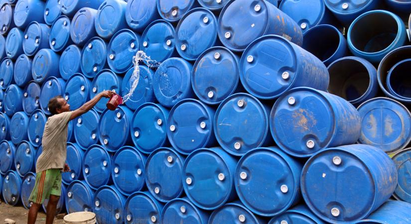 Megegyeztek a tagállamok, az EU ársapkát rak az orosz olajra