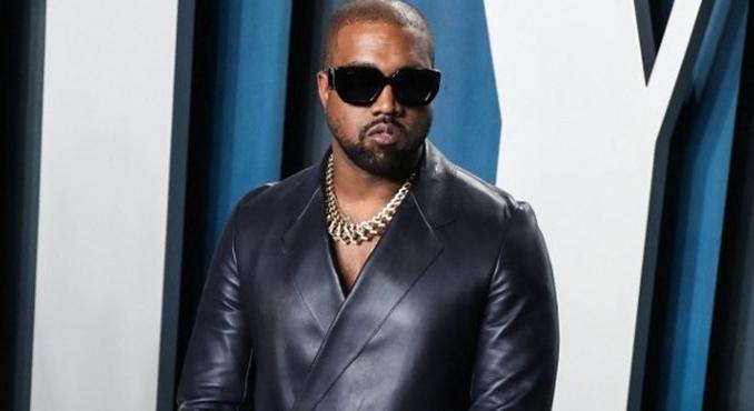 Kanye Westet letiltotta a Twitter, mert a horogkereszt és Dávid-csillag összefonódásáról posztolt