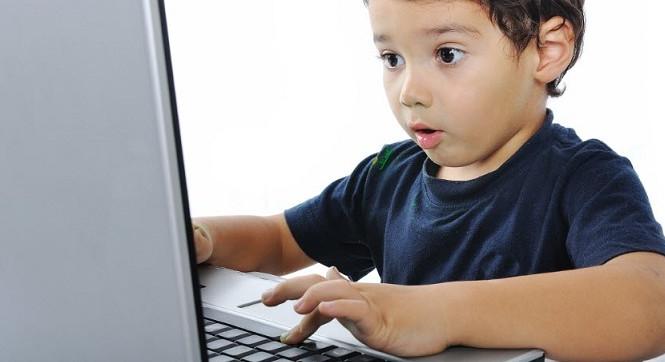 WHO: Fel kell világosítani a gyerekeket az online erőszak formáiról