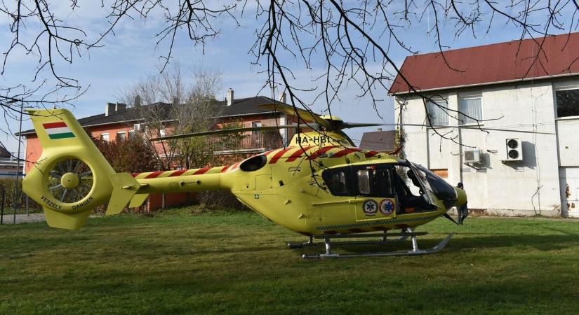 Mentőhelikopter landolt le a polgárdi posta mellett