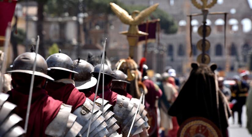 Három gladiátornak öltözött férfit vettek őrizetbe, mert szelfizés után állítólag pénzt zsaroltak ki római turistáktól