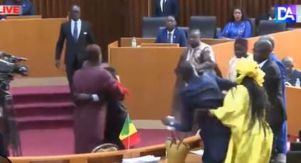 Repült a szék: óriási bunyó volt a szenegáli parlamentben