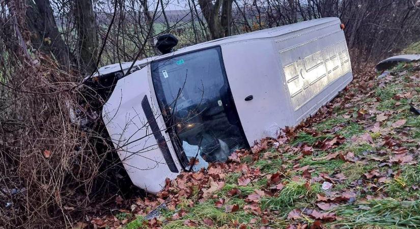 Brutális karambol az M1-esen: az árokban landolt a luxusautóval balesetező Volkswagen – Mindkét kocsi rommá tört – Fotók a helyszínről