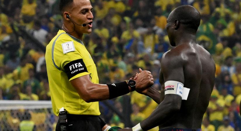 Az őt kiállító bíró is lepacsizott a brazilok elleni vezető gólját mez nélkül ünneplő kameruni csatárral