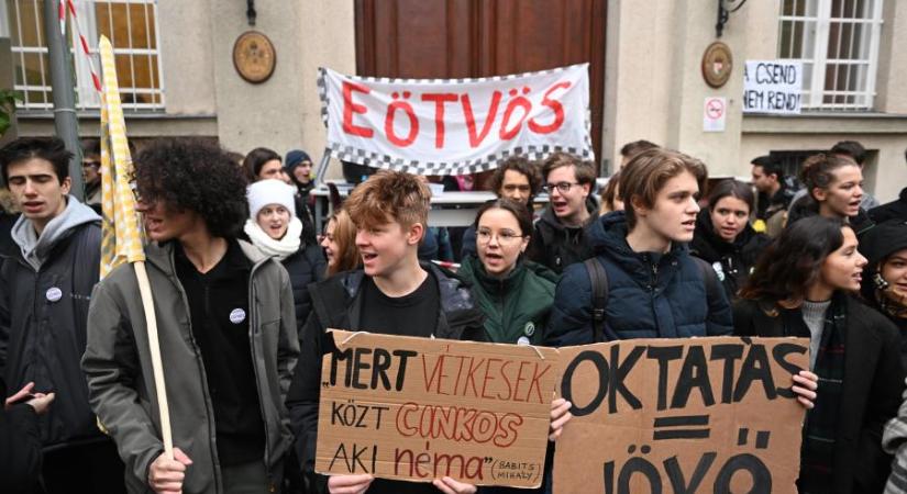 Reggel Eötvös, délben Karinthy, este Vörösmarty – Rengeteg kép a pénteki tüntetésekről