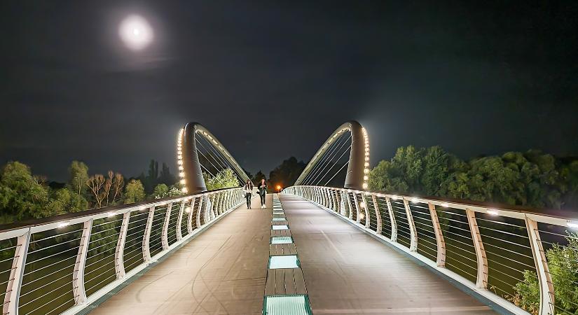 Nap képe: holdvilágos éj a Tiszavirág hídnál