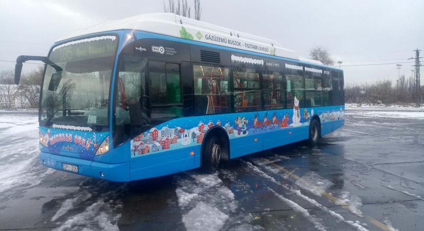 Mától közlekedik a Mikulásbusz Budapesten – a BKV is szeretne hozzájárulni az utasok ünnepi hangulatához