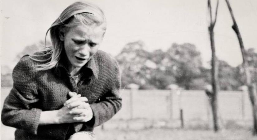 A világháború valódi arca: sokkolta a világot a halott nővérét gyászoló lengyel kislány fotója - Fénnyel írt történelem