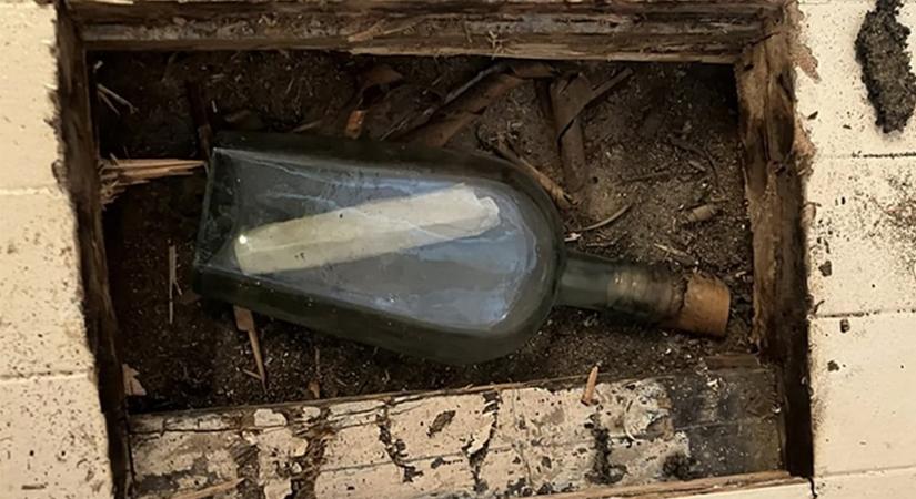 1887-ből származó üzenetet rejtett a padlódeszka alatt talált palack