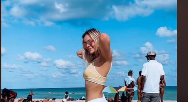Egy cuki fotót akart a strandon a fiatal lány, de egy belógó testrész kellemetlen meglepetés okozott