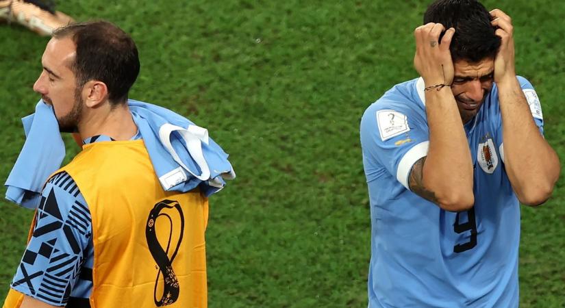 Öltőzbe menekült a bíró az uruguayi játékosok elől, Cavani dühében zúzott is  videó