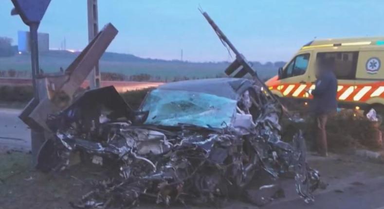 VIDEÓ: Két irányból is letarolta a vonat, de karcolásokkal megúszta az ütközést egy autós Gödnél
