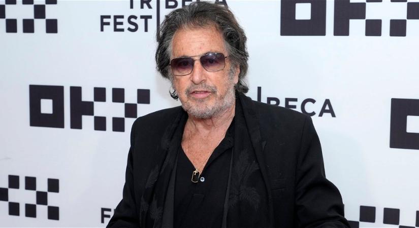 Al Pacino a dögös, 28 éves barátnőjével vacsorázott, de egy rajongó tette fel a habot a tortára