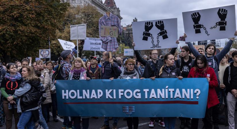 A Klebelsberg Központ előtt tüntetnek a kirúgott tanárokért