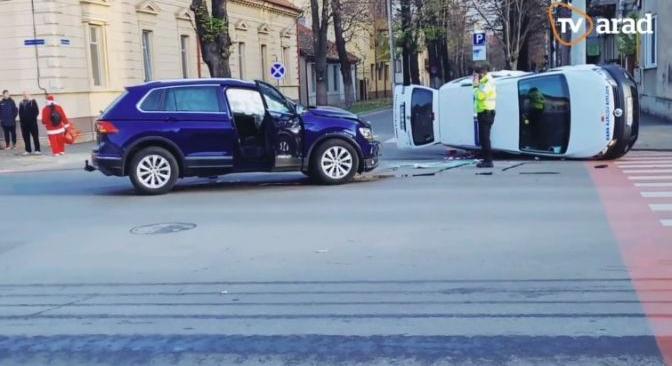 Felborult egy rendőrautó az ütközéstől Arad belvárosában