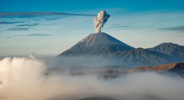 Indonéziában 1,5 kilométeres hamuoszlopot lövellt a levegőbe a Semeru vulkán