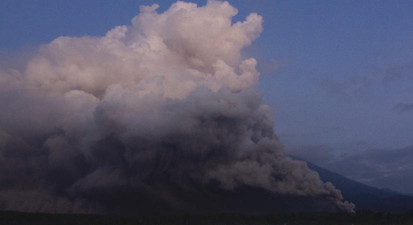 Hatalmas hamu- és füstoszlop tör az égre egy jávai vulkánból
