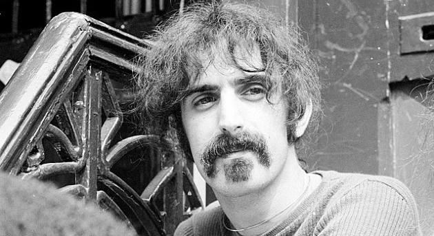 Mindenkit kigúnyolt a meztelenül trónoló Frank Zappa