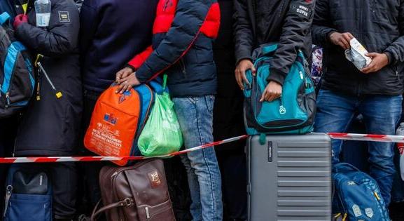 Továbbra is menekültek ezrei jönnek Magyarországra Ukrajnából