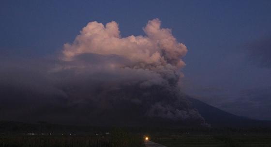 Kitört a Semeru vulkán Indonéziában, 1,5 kilométeres hamuoszlopot lövell a levegőbe
