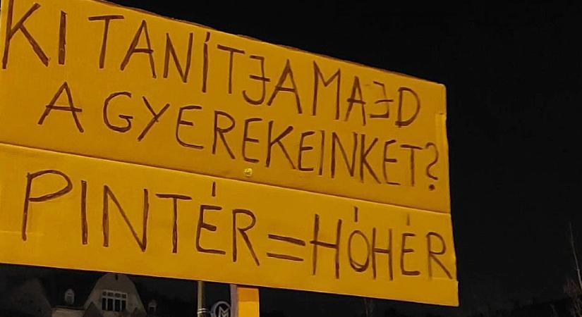 Fotóalbum: Ilyen volt a szombat esti tüntetés a Klebelsberg Központnál