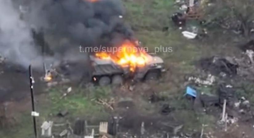Tűzgömbként is tovább vezette a katonai teherautót az orosz sofőr (VIDEÓ)