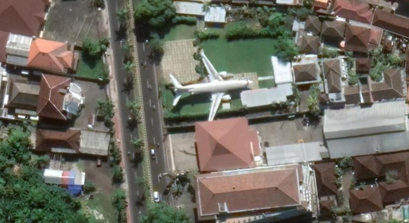 Egy rejtélyes repülőt hagytak a város közepén, videó készült a belsejéről