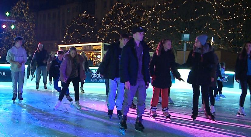 Karácsonyi bulihangulatot teremtettek a Debrecen főterén korcsolyázóknak – videóval