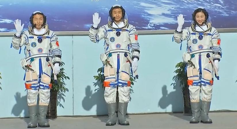 Sikeresen visszatért a Földre három kínai űrhajós