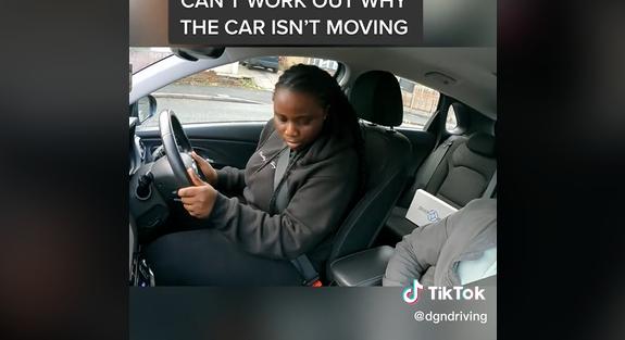 Videó: Nem érti a tanulóvezető, miért nem indul az autó, majd egy idő után szólt az oktató, hogy nem jár a motor