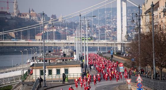 Ellepték a Mikulásnak öltözött futók Budapestet