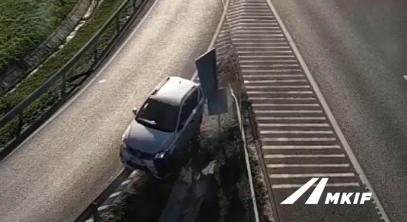 Videó: árokba hajtott az autós az M30-as autópályán
