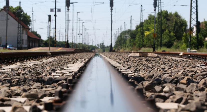 Gázolt a vonat Ménfőcsanak és Győrszemere között