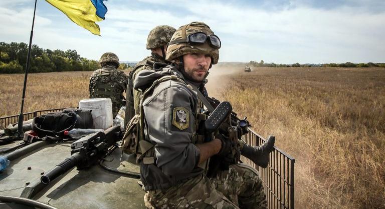 Kanada 500 ezer darab téli formaruhát és 40 páncélozott járművet ad át az ukrán katonáknak