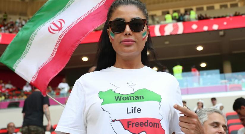A változás szele? Irán felülvizsgálja a nők fejének eltakarását előíró törvényt